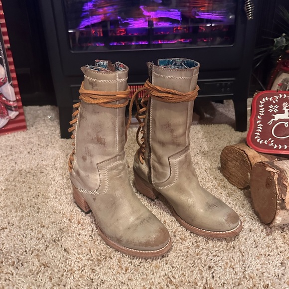 Stylish Tan Lace-Up Women's Boots - Picture 3 of 6